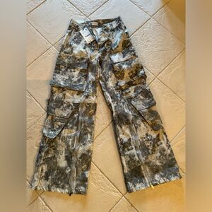 Zara relaxed fit camouflage utility pants. NWT.